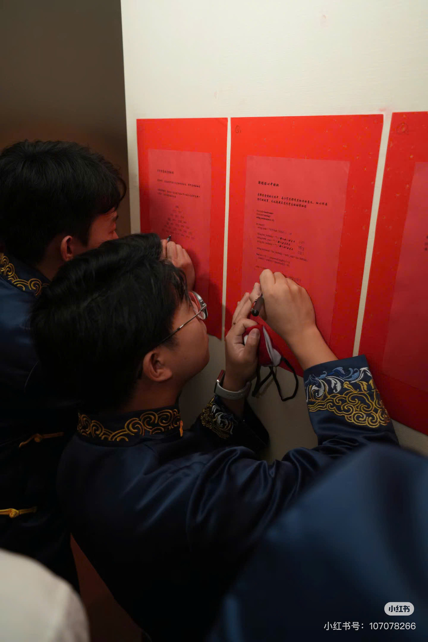 Hội nhà trai miệt mài giải đố. Ảnh: Xiaohongshu Hội nhà trai miệt mài giải đố. Ảnh: Xiaohongshu