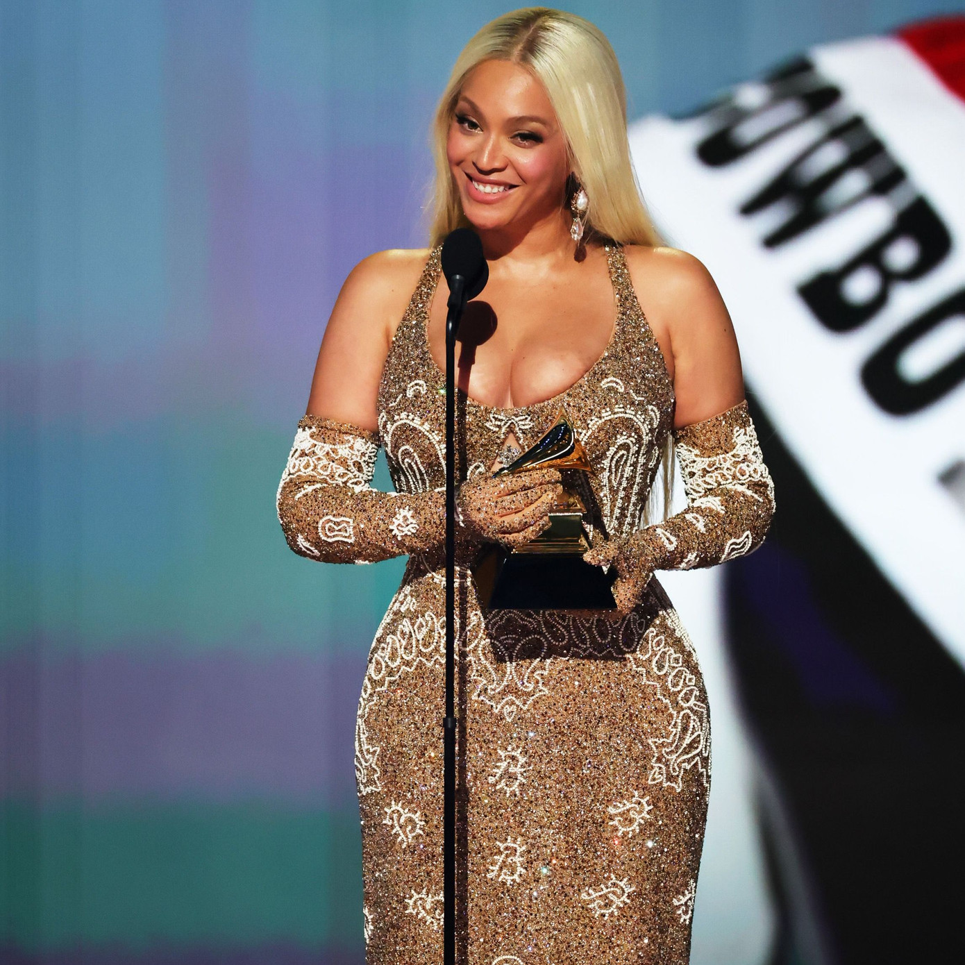 Beyoncé là nghệ sĩ nữ da màu đầu tiên thắng giải Grammy cho album nhạc đồng quê trong hơn 50 năm qua. Beyoncé là nghệ sĩ nữ da màu đầu tiên thắng giải Grammy cho album nhạc đồng quê trong hơn 50 năm qua.