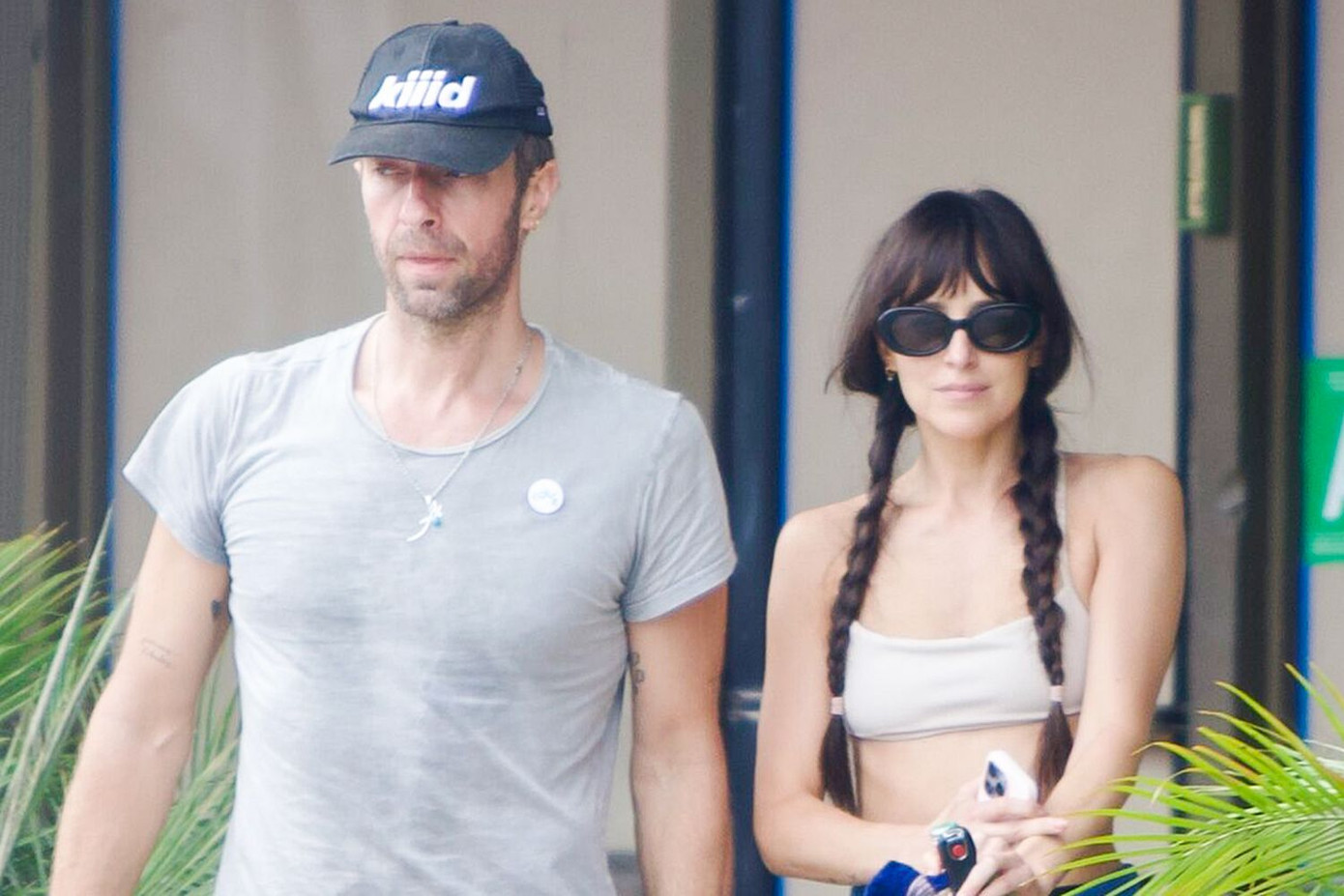 Dakota Johnson và Chris Martin xuất hiện tại thành phố Malibu.