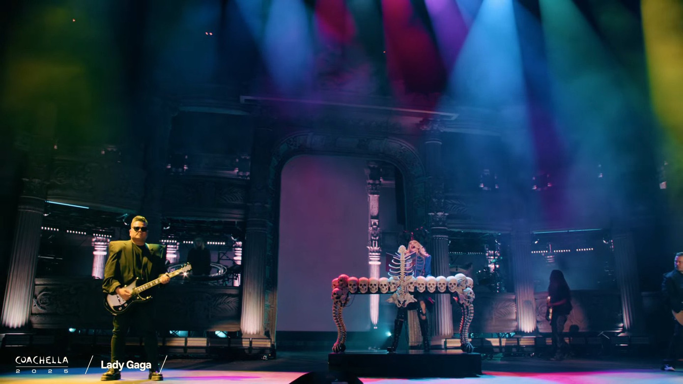 Nữ ca sĩ dẫn dắt khán giả qua 5 chương trong một màn trình diễn.