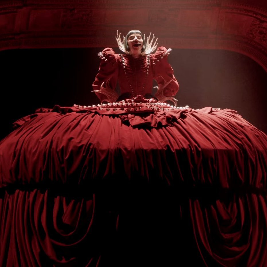 Lady Gaga mở màn với bản hit Bloody Mary.