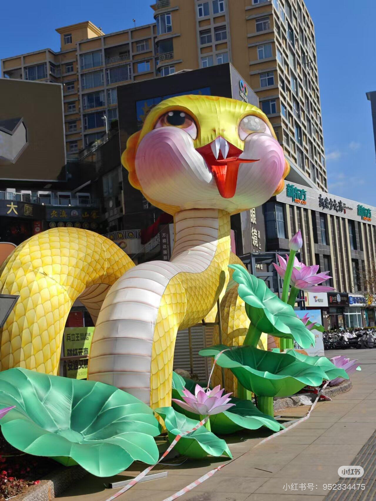 Theo đại diện khu phố đi bộ, linh vật rắn do Cục Văn hóa và Du lịch quận Wuhua đặt tại phố Nam Bình nhân dịp chào mừng năm mới. Ảnh: Xiaohongshu Theo đại diện khu phố đi bộ, linh vật rắn do Cục Văn hóa và Du lịch quận Wuhua đặt tại phố Nam Bình nhân dịp chào mừng năm mới. Ảnh: Xiaohongshu
