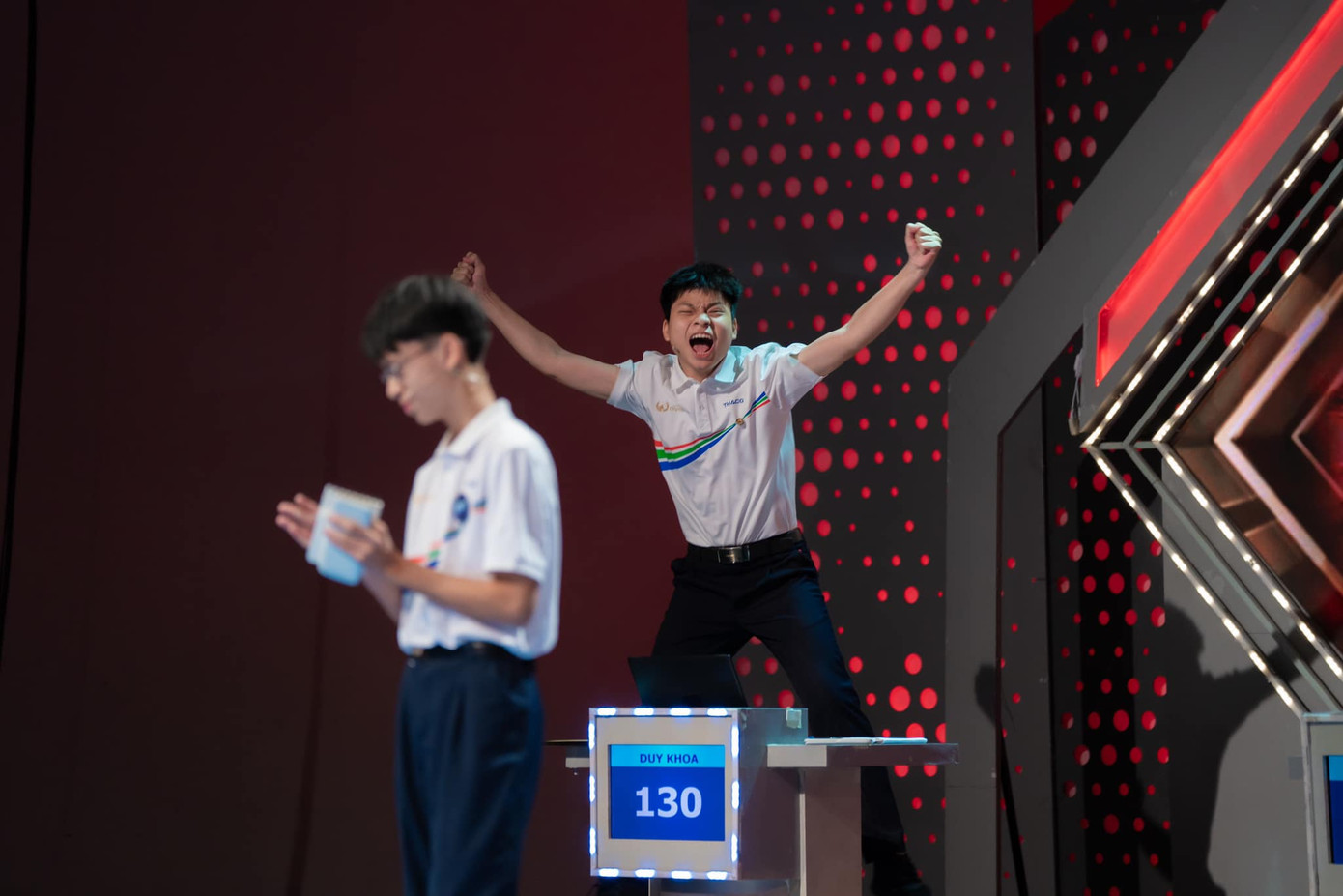 Tư thế ăn mừng chiến thắng của Duy Khoa khiến netizen thích thú. Ảnh: Phạm Ngọc Huy