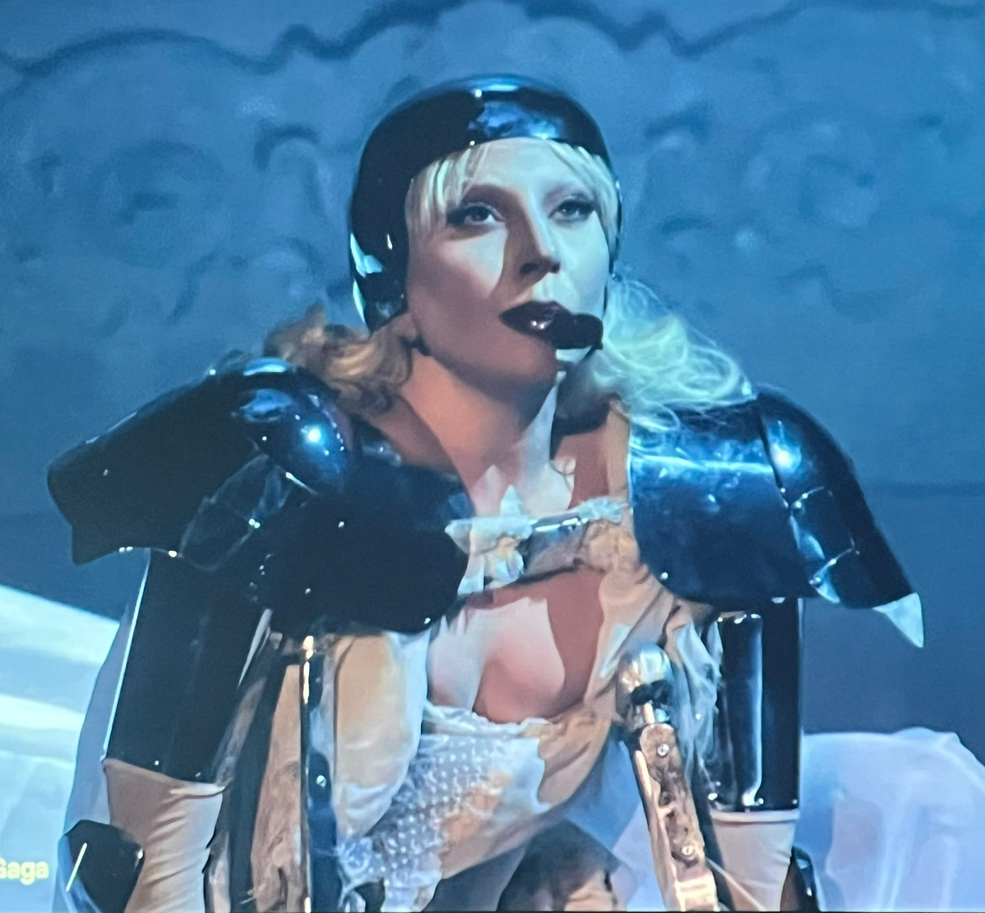 Cô nàng đưa khán giả qua nhiều cảm xúc khác nhau.