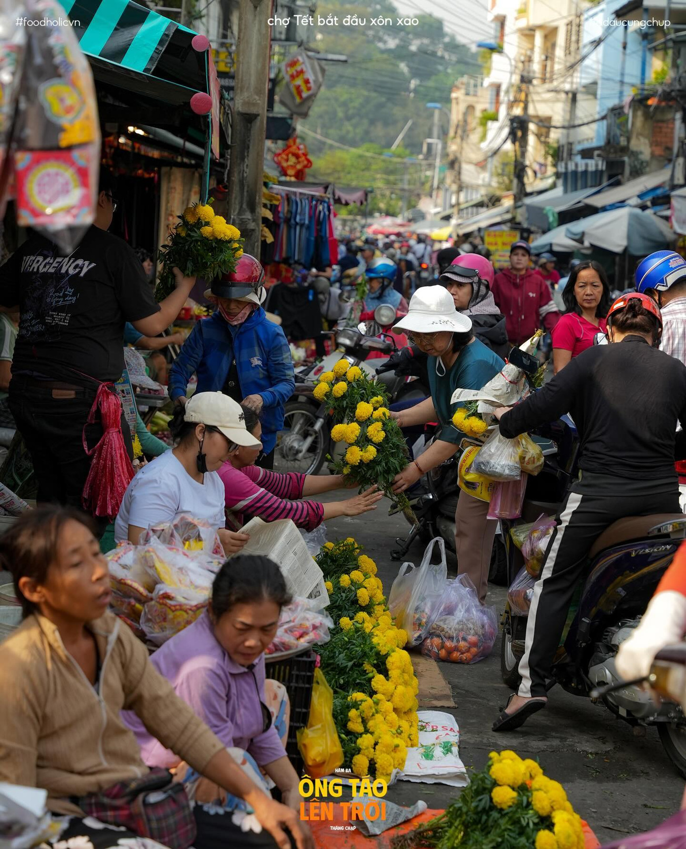 Không khí nhộn nhịp, tấp nập khi mọi người chuẩn bị đồ cúng cho ngày ông Công ông Táo. Ảnh: @odaucungchup Không khí nhộn nhịp, tấp nập khi mọi người chuẩn bị đồ cúng cho ngày ông Công ông Táo. Ảnh: @odaucungchup