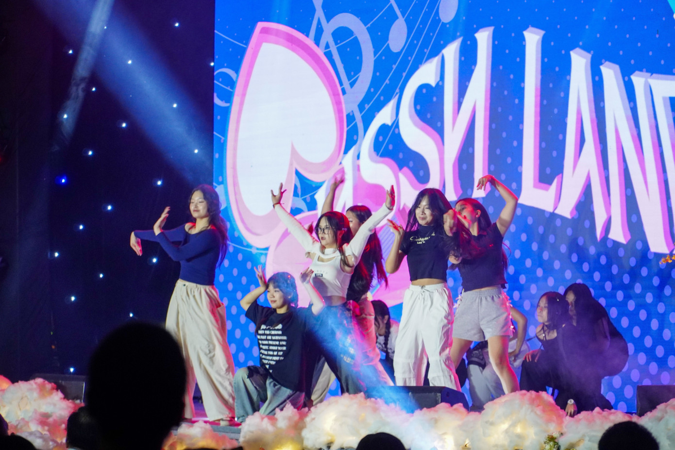 Những tiết mục văn nghệ &quot;bánh cuốn&quot; đến từ các teen trường THPT Chuyên Khoa học Xã hội và Nhân văn.