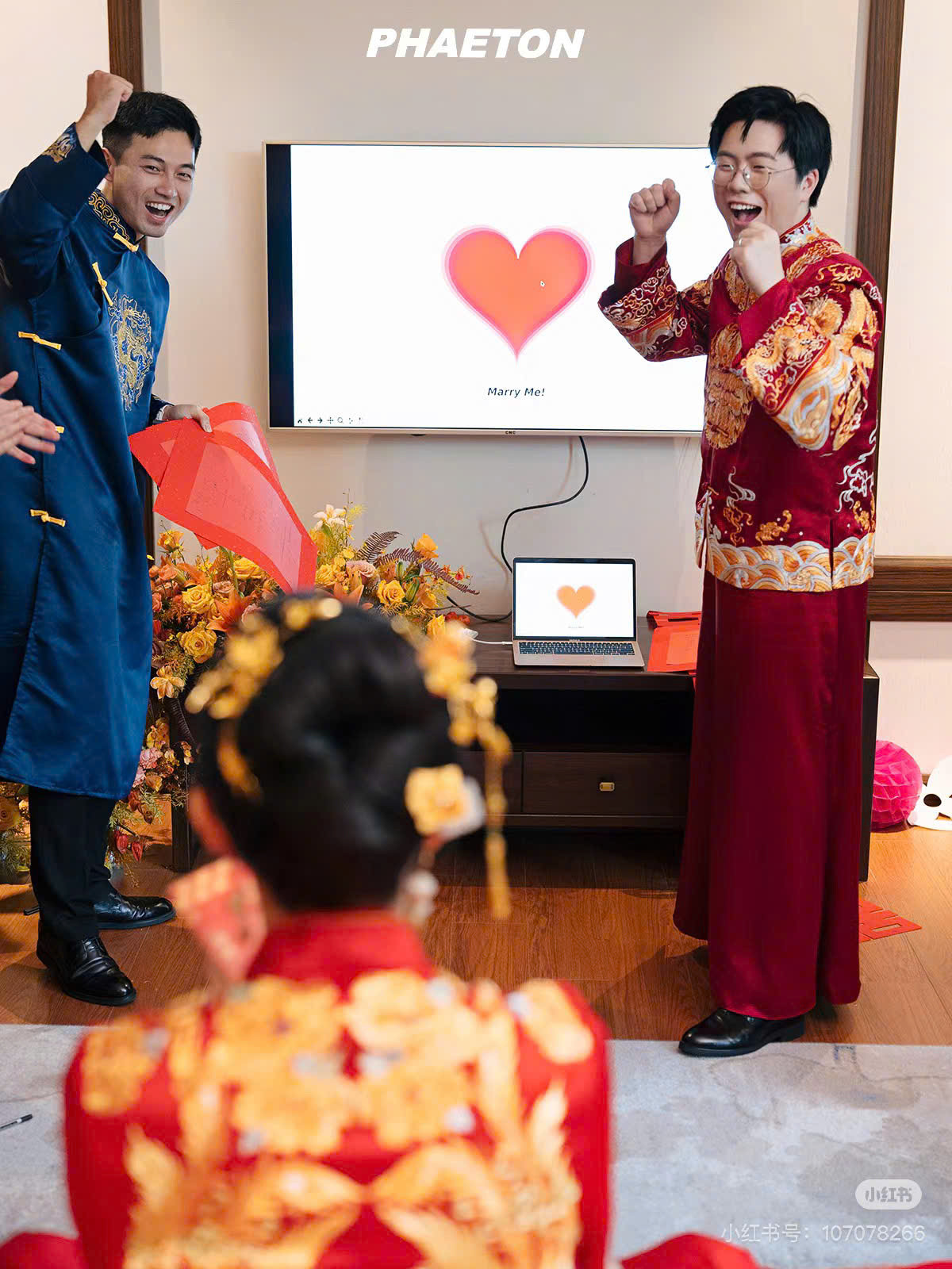 Chú rể không giấu được cảm giác thành tựu khi giải xong câu đố. Ảnh: Xiaohongshu Chú rể không giấu được cảm giác thành tựu khi giải xong câu đố. Ảnh: Xiaohongshu