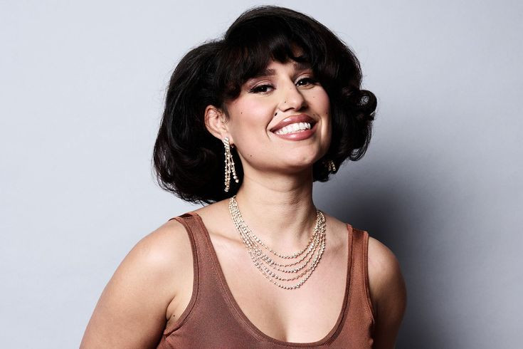 Raye là một nhạc sĩ tài năng và thường xuyên sáng tác cho nhiều nghệ sĩ danh tiếng.