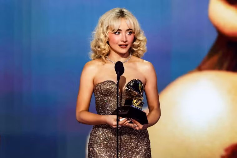 Sabrina Carpenter đem về giải Grammys đầu tiên sau 10 năm hoạt động.
