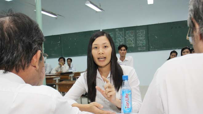 Các ứng viên trả lời câu hỏi tại buổi phỏng vấn tuyển dụng giáo viên năm 2012 do Sở GD-ĐT TP.HCM tổ chức sáng 2-8-2012. Ảnh: Như Hùng