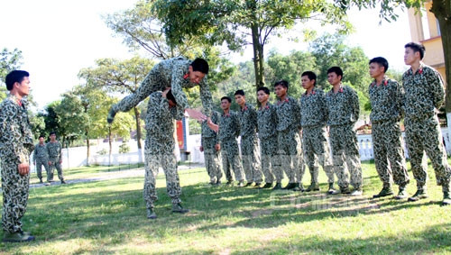  Lộn xuôi qua vai, một động tác cơ bản rất khó mà bất cứ chiến đấu viên nào cũng thực hiện thuần thục 