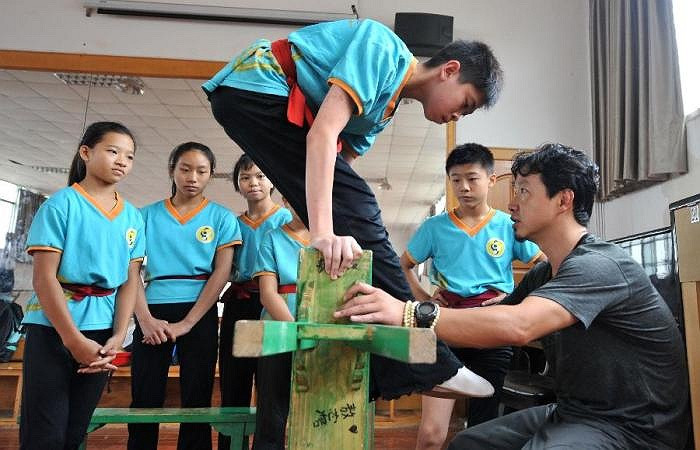 Cậu bé này đang tập trung rèn luyện hết mình cho màn nhào lộn nguy hiểm