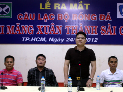 Tân chủ tịch CLB XMXT Sài Gòn Nguyễn Xuân Thuỷ (đứng) hứa sẽ làm bóng đá đến nơi đến chốn. Ảnh: Tường Vũ