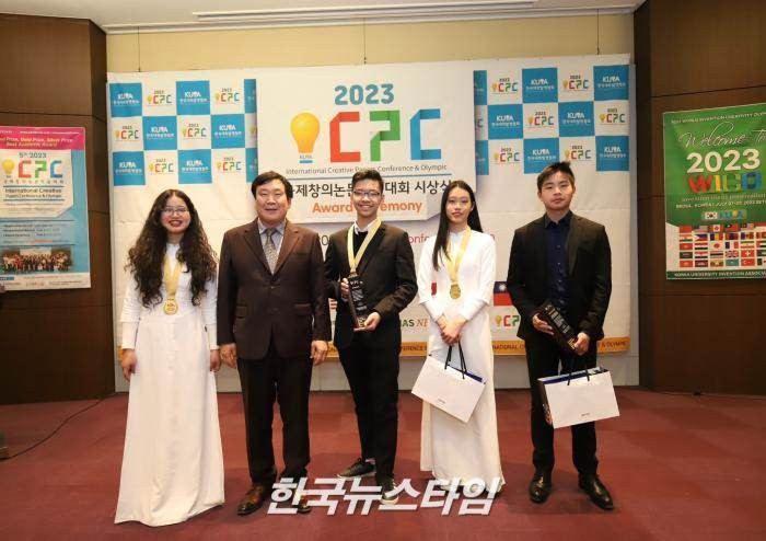 Học sinh trường THPT chuyên Khoa học Tự nhiên giành giải vàng xuất sắc tại cuộc thi cuộc thi Khoa học kỹ thuật Olympic phát minh và Hội thảo quốc tế về công trình khoa học sáng tạo (ICPC) lần thứ 5 năm 2023 tại Hàn Quốc Học sinh trường THPT chuyên Khoa học Tự nhiên giành giải vàng xuất sắc tại cuộc thi cuộc thi Khoa học kỹ thuật Olympic phát minh và Hội thảo quốc tế về công trình khoa học sáng tạo (ICPC) lần thứ 5 năm 2023 tại Hàn Quốc