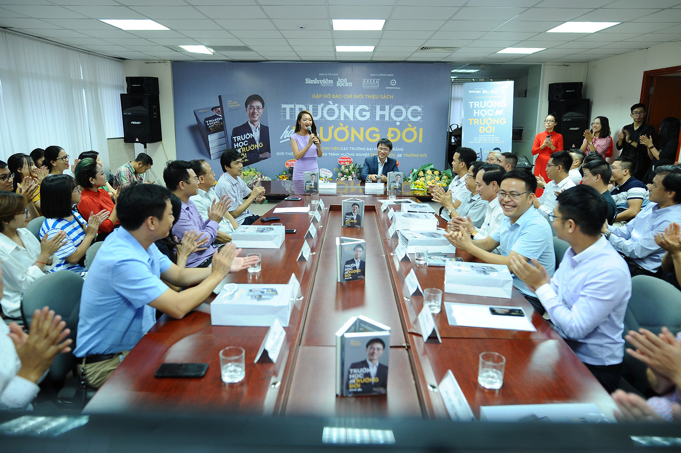 Giải đáp mọi thắc mắc về hướng nghiệp từ sách 'Trường học hay trường đời' ảnh 5