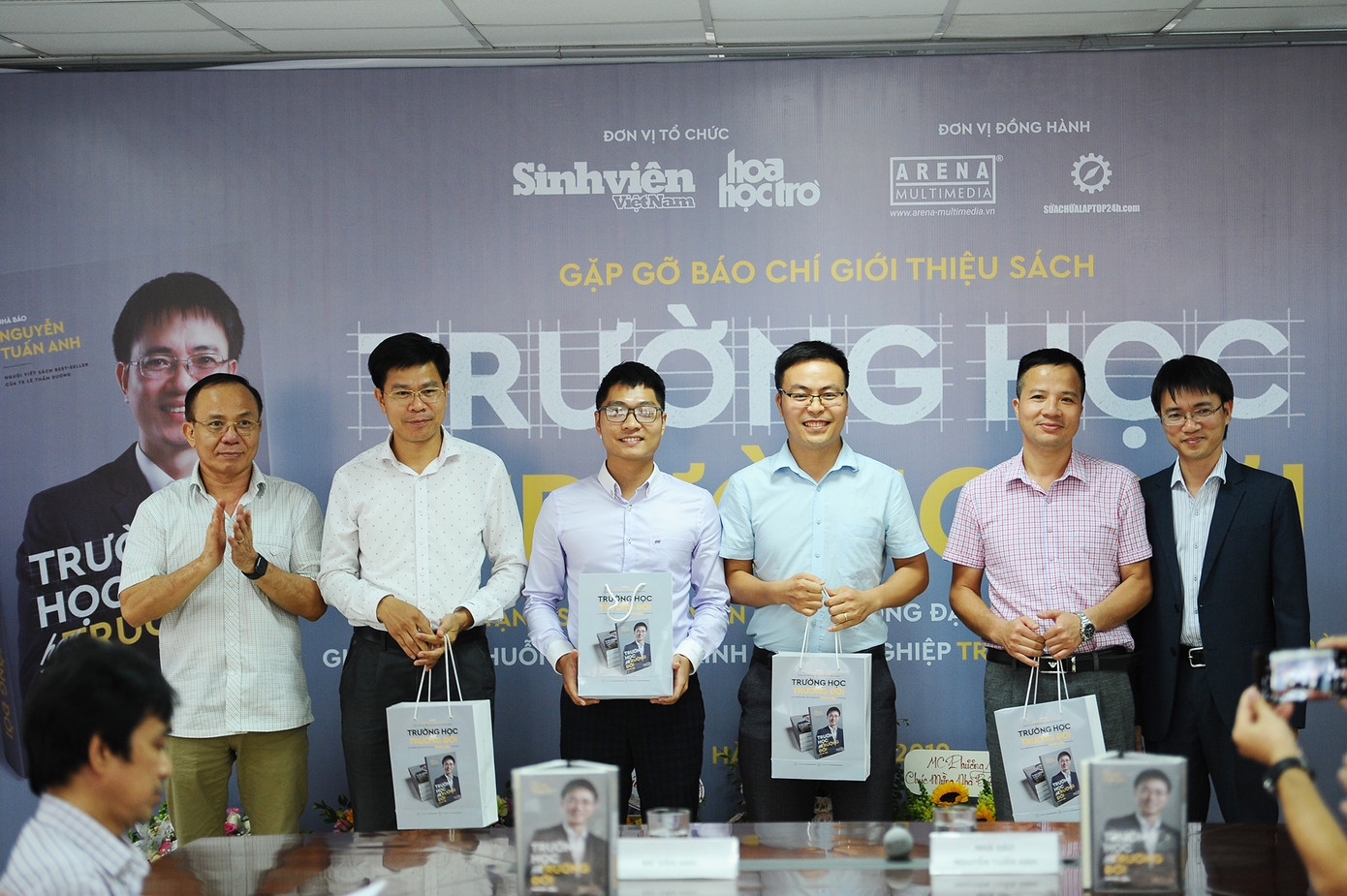 Giải đáp mọi thắc mắc về hướng nghiệp từ sách 'Trường học hay trường đời' ảnh 3