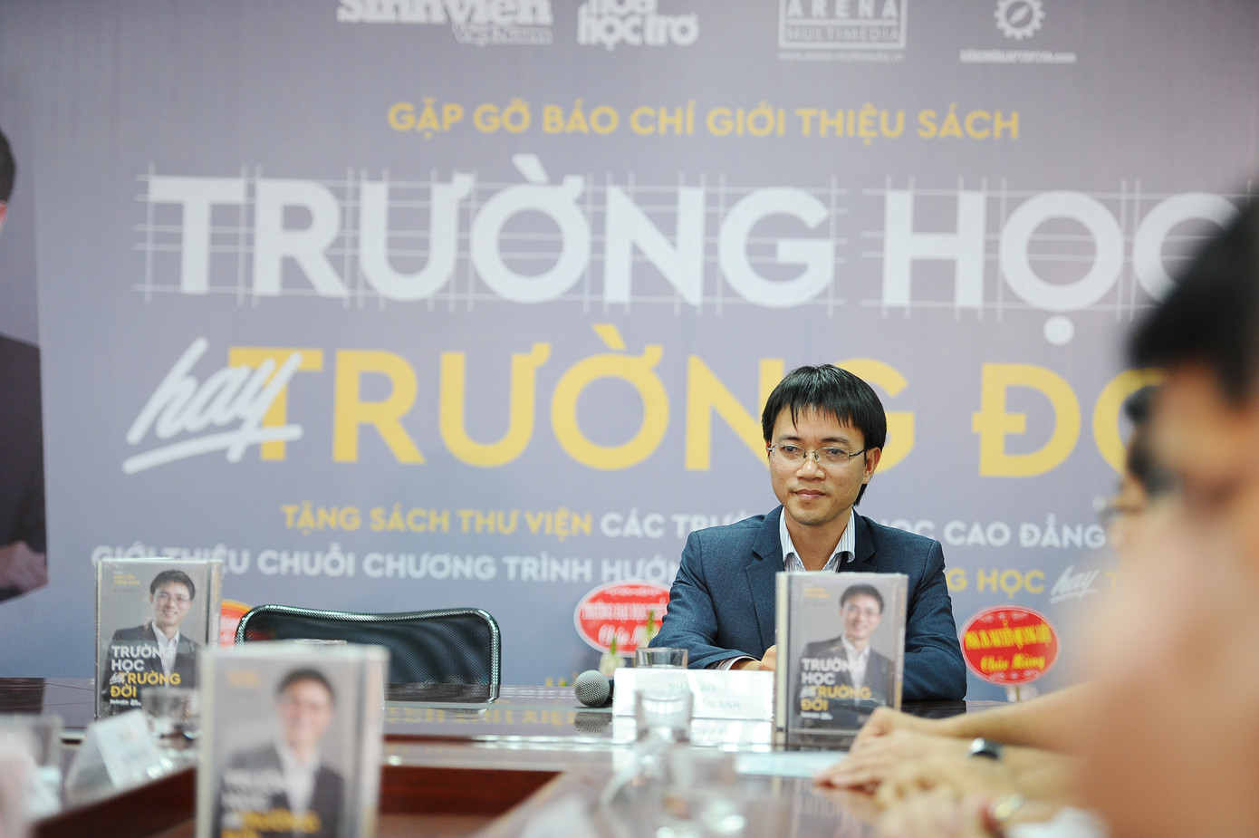 Giải đáp mọi thắc mắc về hướng nghiệp từ sách 'Trường học hay trường đời' ảnh 1