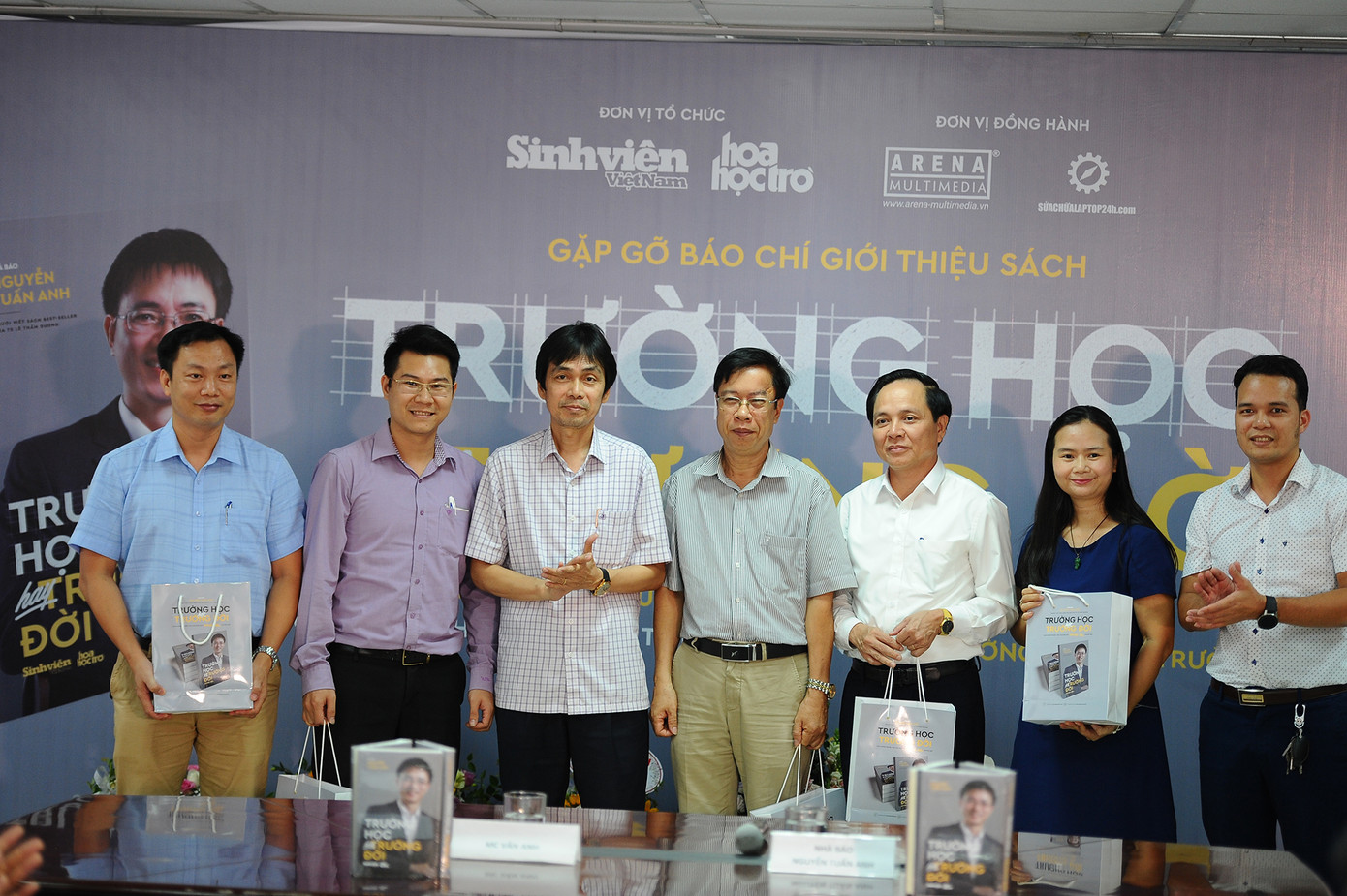 Giải đáp mọi thắc mắc về hướng nghiệp từ sách 'Trường học hay trường đời' ảnh 2