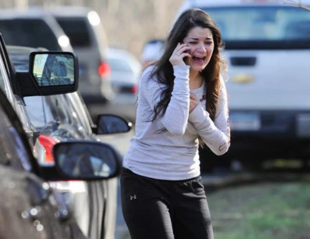 Người phụ nữ gọi điện thoại trong tuyệt vọng để tìm kiếm thông tin về chị gái của mình là giáo viên trường tiểu học Sandy Hook (Ảnh: AP)