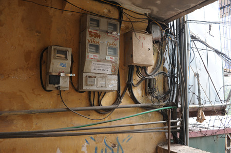 Và đường dây điện ở các chung cư này cũng không thể xem thường