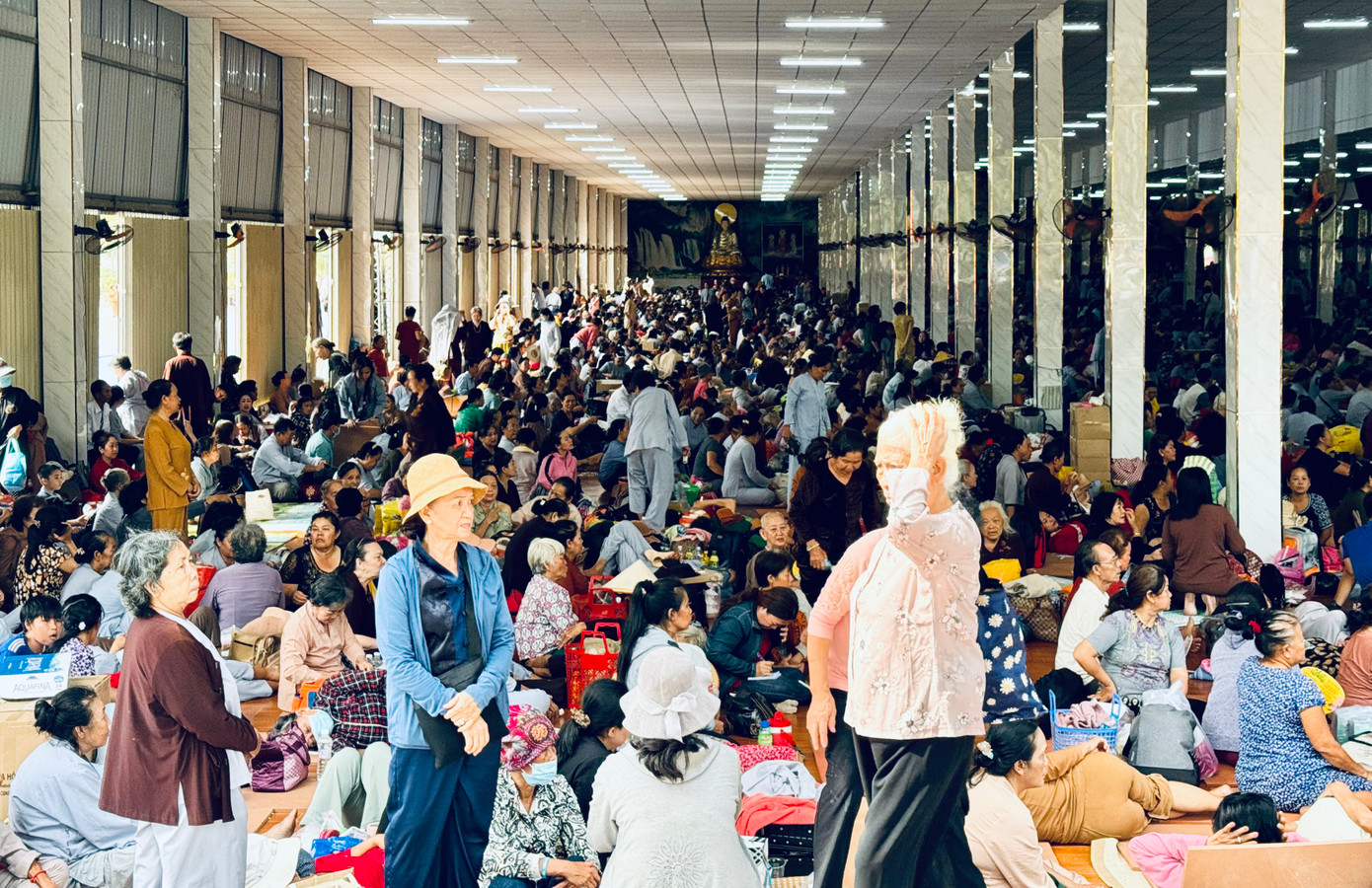 Phật tử ken cứng tại các sảnh ở chùa Đại Tòng Lâm.