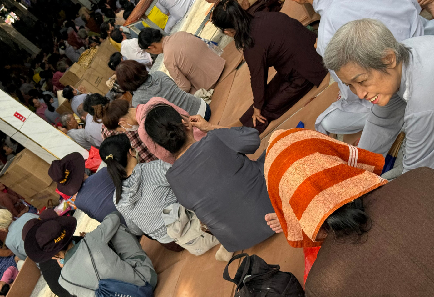 Nhiều người đến sớm để "xí" chỗ.