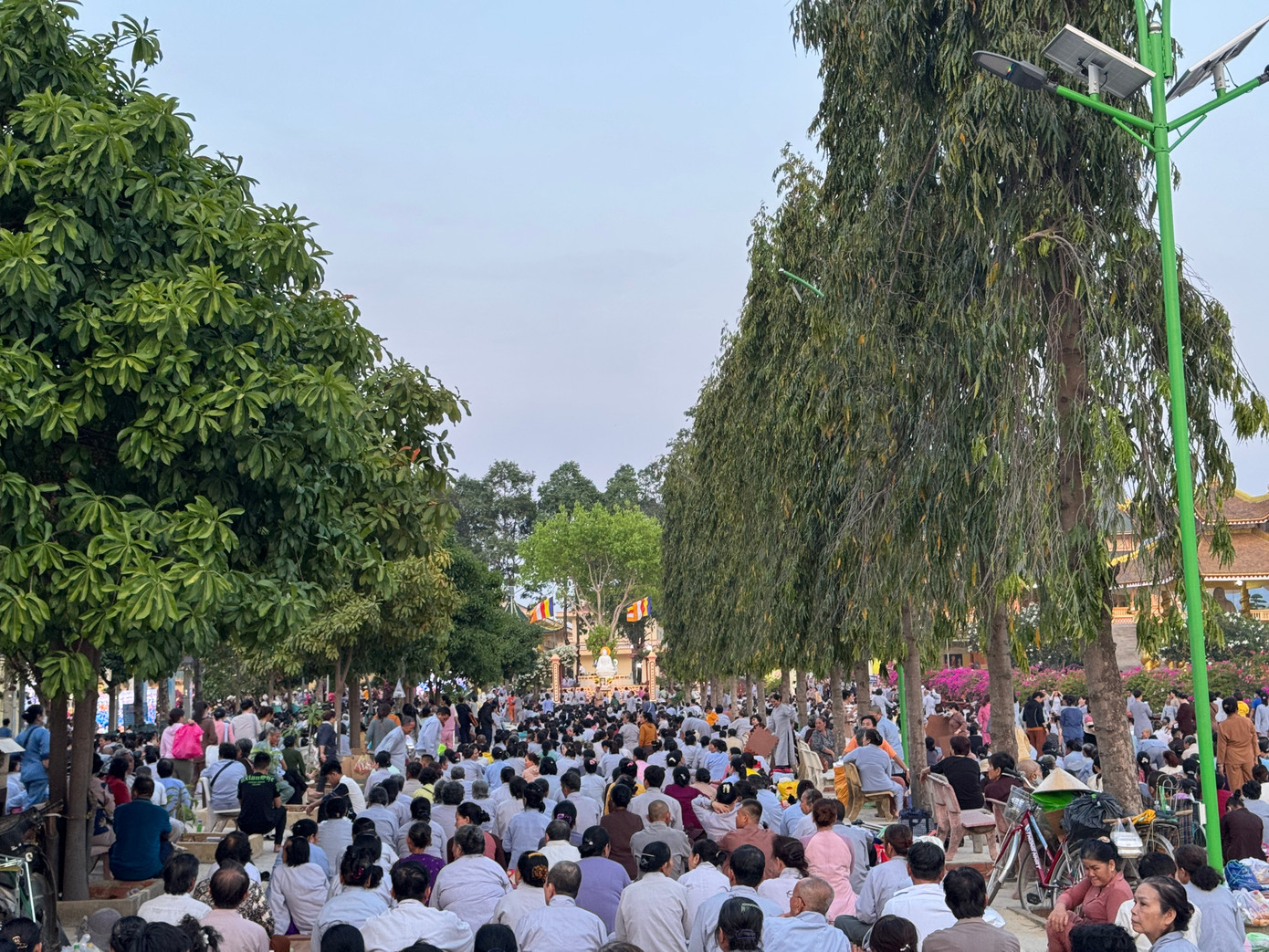 Khách thập phương ngồi từ lối vào chùa vì hết chỗ.