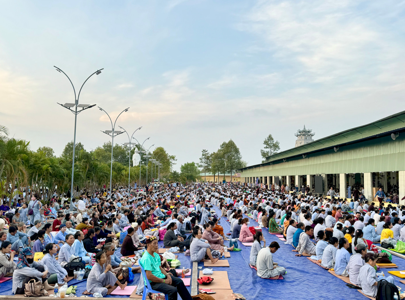 Nơi nào cũng ken cứng người.