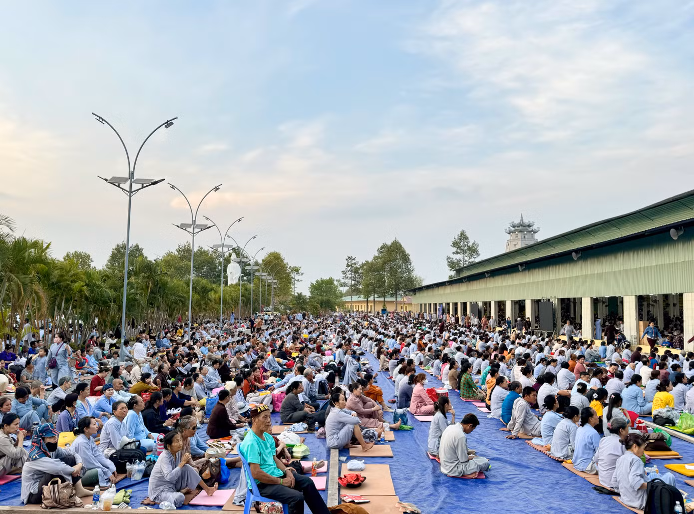 Nơi nào cũng ken cứng người.