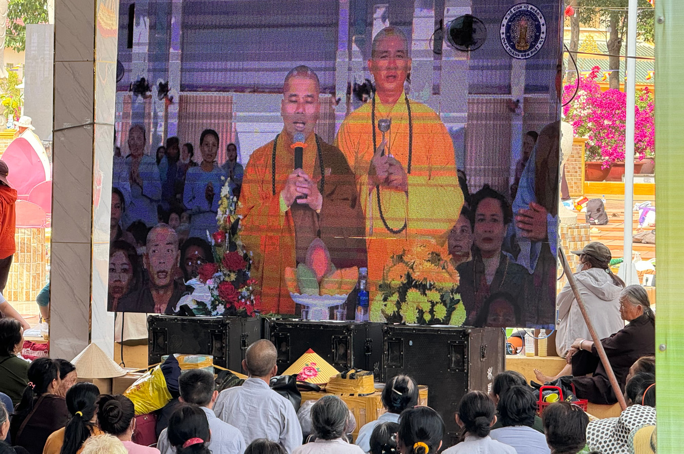 Phật tử chăm chú nghe Thầy Nhuận Đức thuyết pháp.