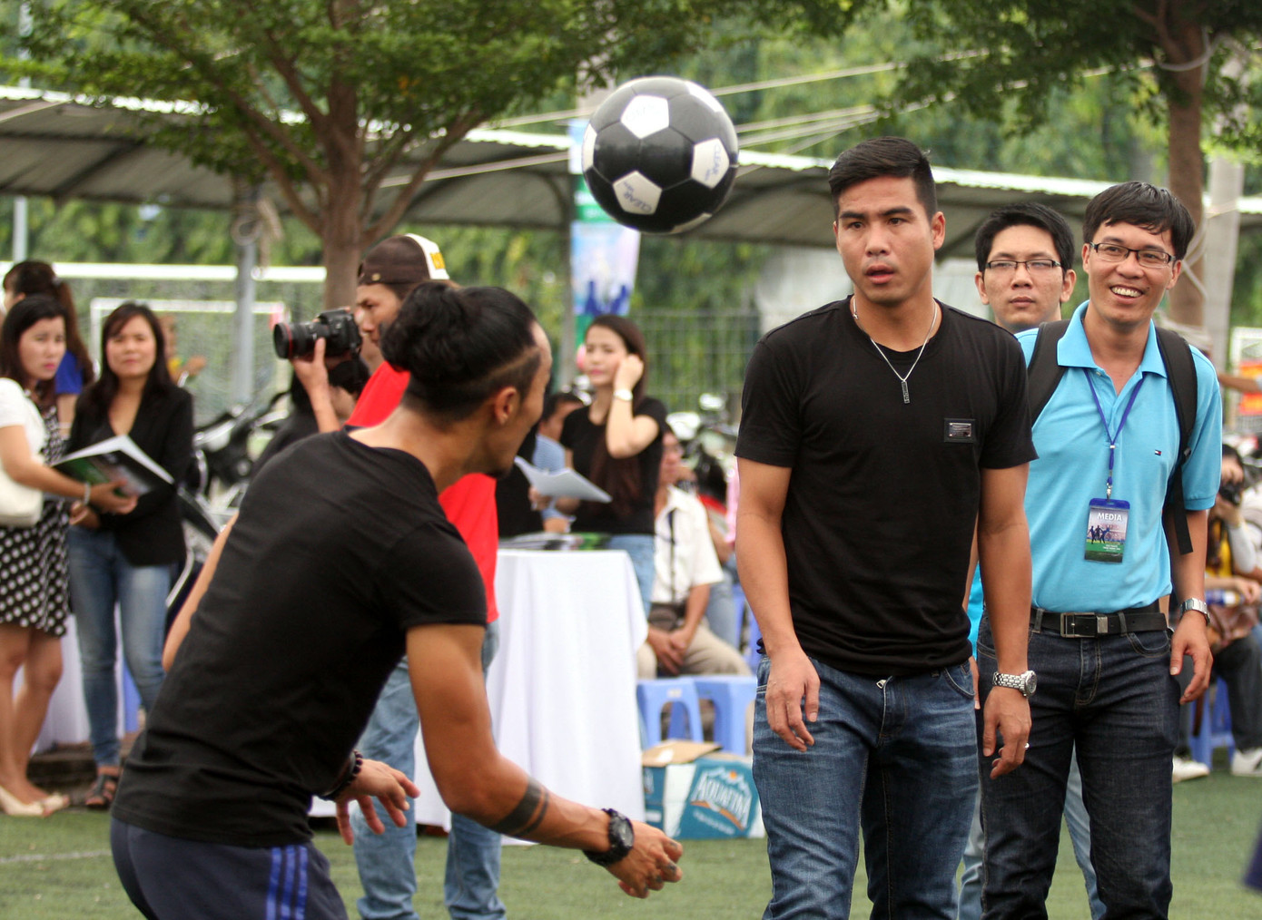 Anh Khoa và Việt Thắng tâng bóng