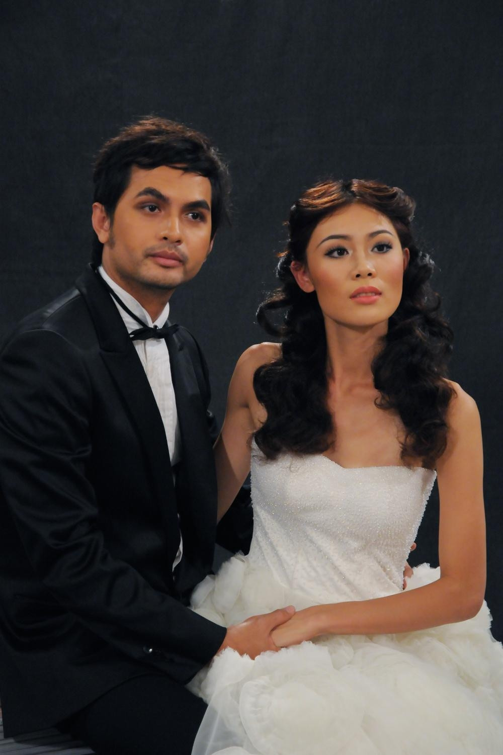 Hai người lắng nghe stylist chỉ đạo