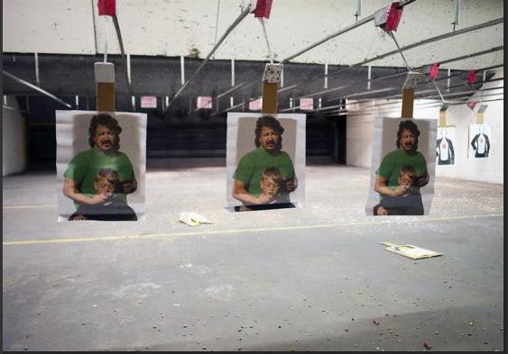 Hình ảnh mô tả kẻ tấn công bắt cóc học sinh làm con tin và các giáo viên có nhiệm vụ tiêu diệt kẻ tấn công, giải cứu các em