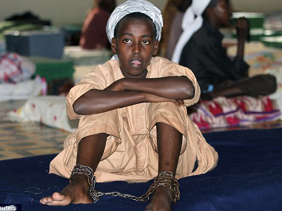 Giáo viên lấy lý do học sinh bị xích chân vì trốn học. Giáo viên lấy lý do học sinh bị xích chân vì trốn học