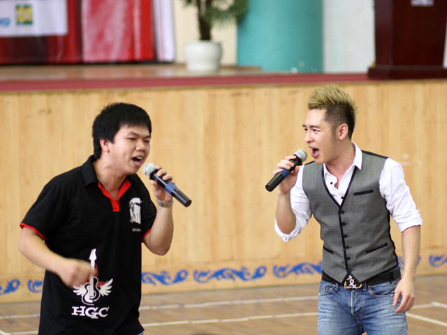 Song ca cùng sinh viên 