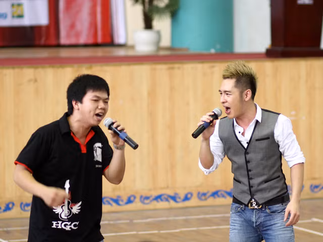 Song ca cùng sinh viên 