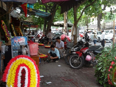 Dịch vụ làm vòng hoa viếng 