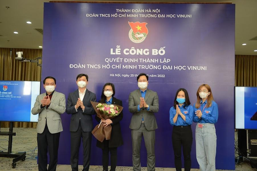 Anh Nguyễn Minh Triết, Bí thư T.Ư Đoàn, Chủ tịch T.Ư Hội SVVN (thứ 2, từ trái sang) tặng hoa chúc mừng Đoàn Thanh niên trường ĐH VinUni. Ảnh: Dương Triều