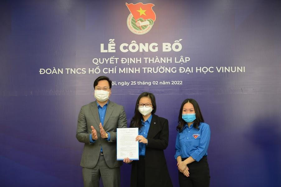 Anh Trần Quang Hưng, Phó Bí thư Thành Đoàn, Chủ tịch Hội Sinh viên TP Hà Nội trao quyết định thành lập Đoàn trường ĐH VinUni. Ảnh: Dương Triều