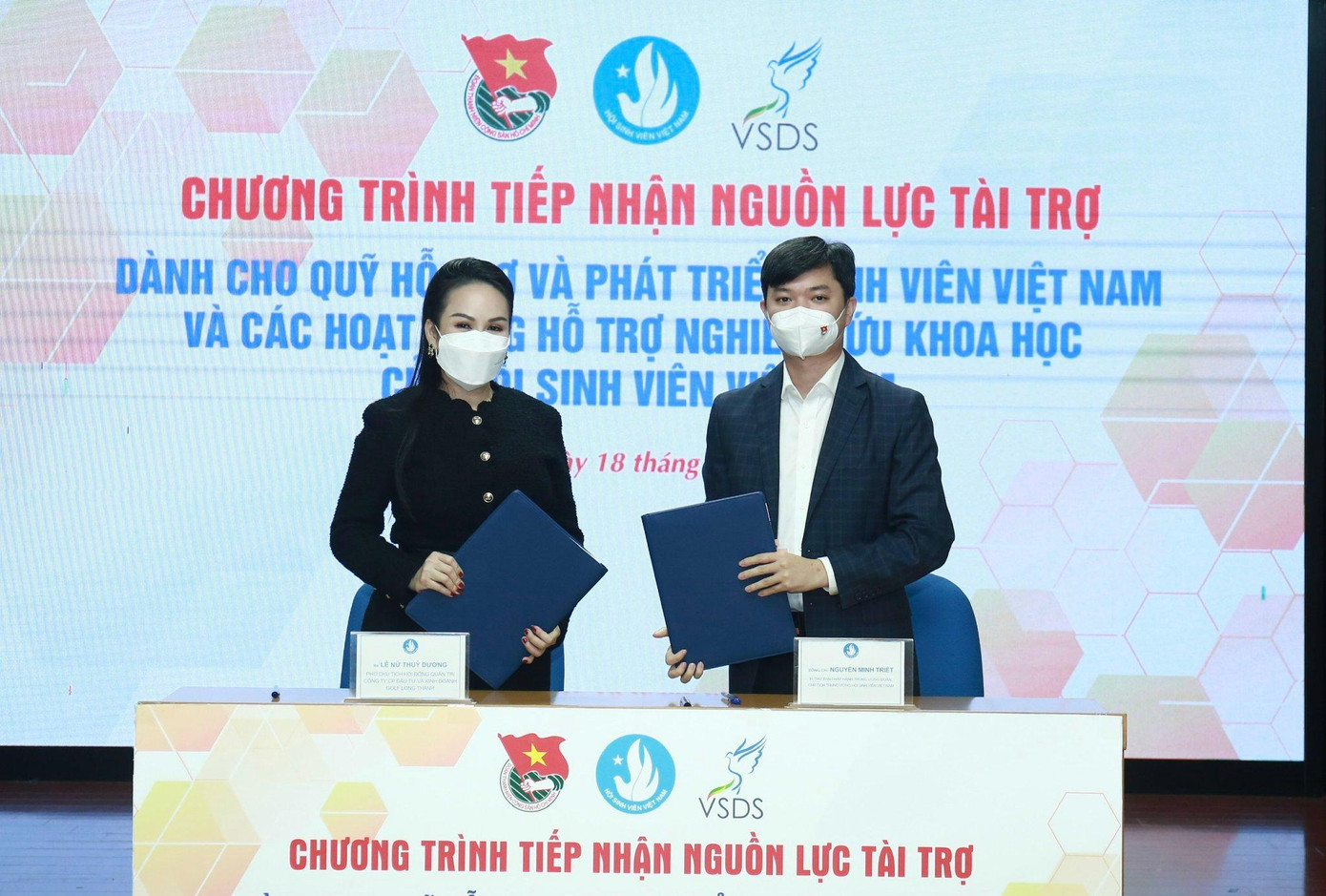 Anh Nguyễn Minh Triết, Bí thư T.Ư Đoàn, Chủ tịch T.Ư Hội SVVN ký kết với bà Lê Nữ Thùy Dương về tiếp nhận nguồn lực hỗ trợ 20 tỷ đồng. Ảnh: Bảo Anh