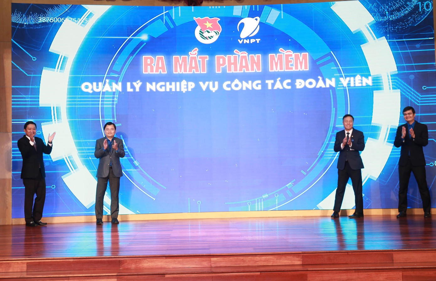 Các đại biểu nhấn nút ra mắt Phần mềm quản lý nghiệp vụ công tác đoàn viên. Ảnh: Bảo Anh