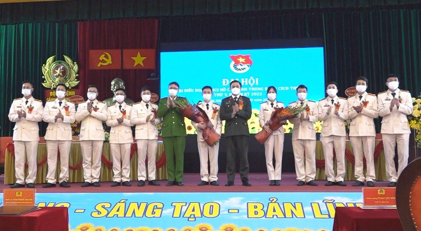 Lãnh đạo cấp trên chúc mừng Đại hội Đoàn cơ sở Trung đoàn Cảnh sát cơ động Thủ đô