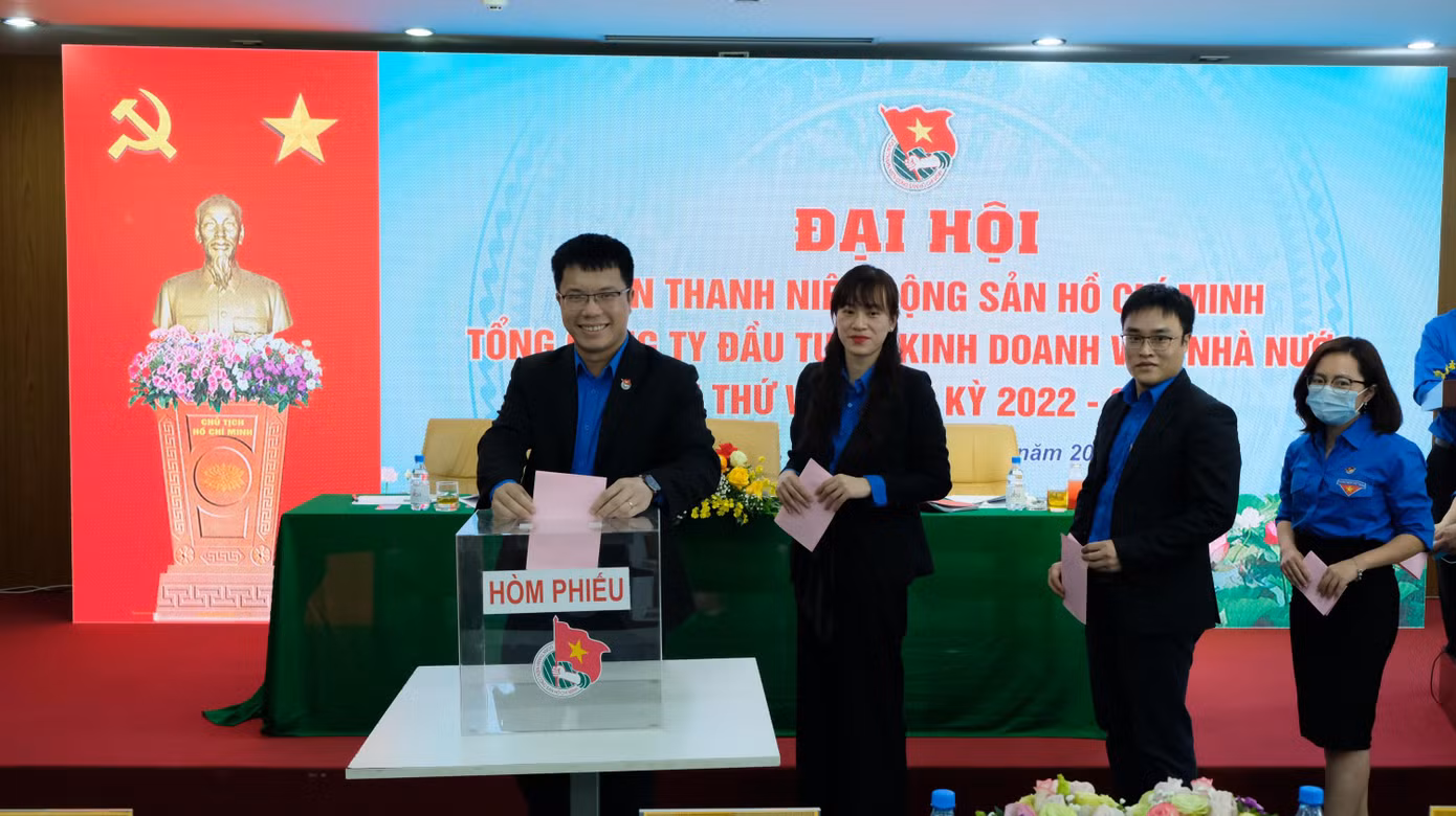 Các đại biểu bỏ phiếu bầu tại Đại hội