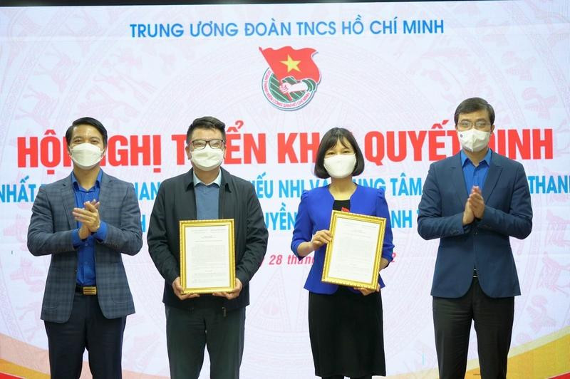 Anh Bùi Quang Huy, Bí thư thường trực T.Ư Đoàn và anh Nguyễn Ngọc Lương, Bí thư T.Ư Đoàn, Chủ tịch Hội LHTN Việt Nam trao quyết định cho anh Lê Duy Hưng Thịnh và chị Lê Thu Anh Anh Bùi Quang Huy, Bí thư thường trực T.Ư Đoàn và anh Nguyễn Ngọc Lương, Bí thư T.Ư Đoàn, Chủ tịch Hội LHTN Việt Nam trao quyết định cho anh Lê Duy Hưng Thịnh và chị Lê Thu Anh