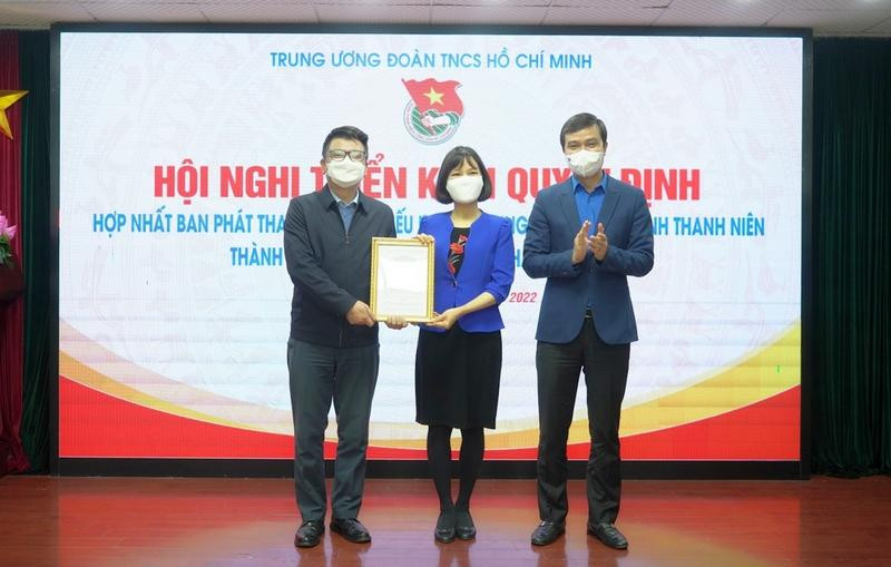 Anh Bùi Quang Huy, Ủy viên dự khuyết T.Ư Đảng, Bí thư thường trực T.Ư Đoàn trao quyết định hợp nhất Ban Phát thanh Thanh thiếu nhi và Trung tâm Truyền hình Thanh niên thành Trung tâm Truyền thông Thanh thiếu nhi. Anh Bùi Quang Huy, Ủy viên dự khuyết T.Ư Đảng, Bí thư thường trực T.Ư Đoàn trao quyết định hợp nhất Ban Phát thanh Thanh thiếu nhi và Trung tâm Truyền hình Thanh niên thành Trung tâm Truyền thông Thanh thiếu nhi.
