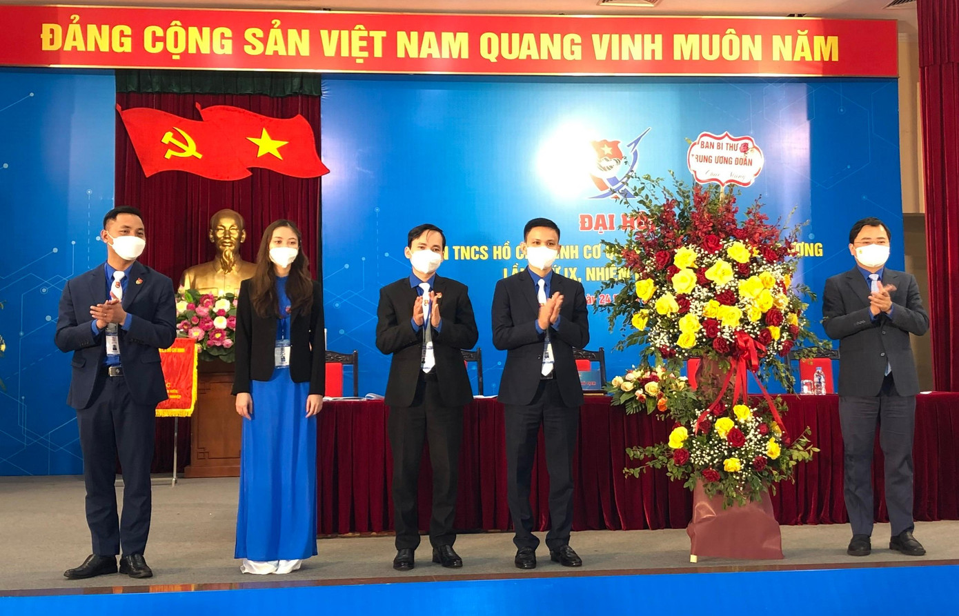 Anh Nguyễn Anh Tuấn, Ủy viên T.Ư Đảng, Bí thư thứ nhất T.Ư Đoàn tặng hoa chúc mừng Đại hội. Anh Nguyễn Anh Tuấn, Ủy viên T.Ư Đảng, Bí thư thứ nhất T.Ư Đoàn tặng hoa chúc mừng Đại hội.