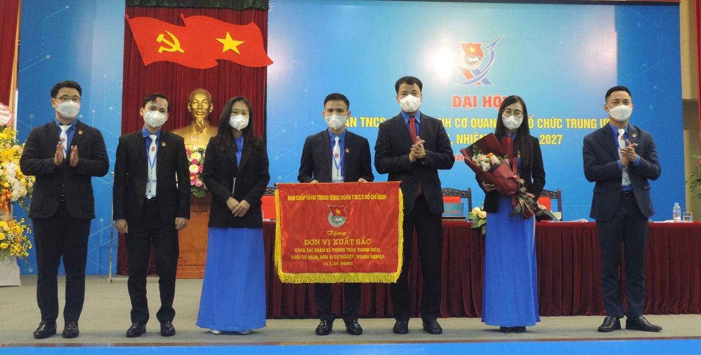 Bí thư T.Ư Đoàn Ngô Văn Cương tặng cờ thi đua cho Đoàn cơ quan Ban Tổ chức T.Ư Bí thư T.Ư Đoàn Ngô Văn Cương tặng cờ thi đua cho Đoàn cơ quan Ban Tổ chức T.Ư