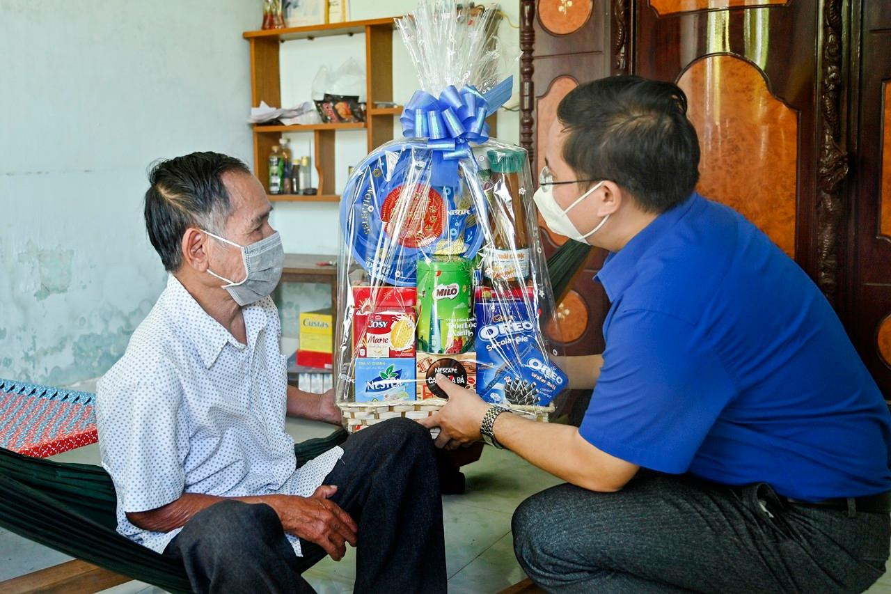 Bí thư Tỉnh Đoàn Bình Thuận Nguyễn Quốc Huy trao tặng quà cho gia đình chính sách. Bí thư Tỉnh Đoàn Bình Thuận Nguyễn Quốc Huy trao tặng quà cho gia đình chính sách.