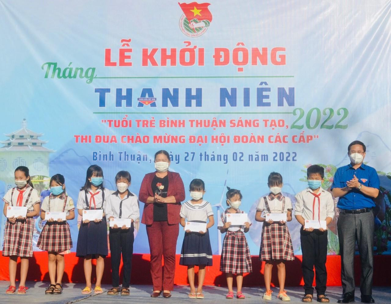 Trao học bổng cho thiếu nhi Trao học bổng cho thiếu nhi