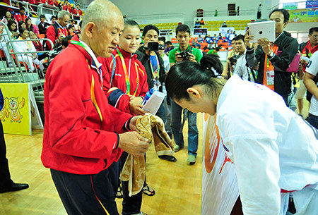 Hoàng Ngân cúi đầu cảm ơn BHL